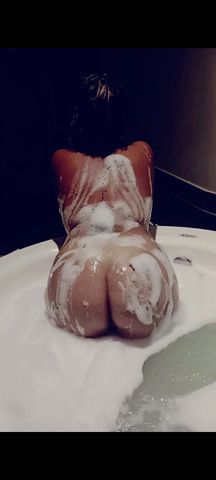 Ola, sou uma menina muito levada e amo uma safadeza, pode curtir comigo e também tenho uma amiga pra brincar junto caso queira.... Bora gozar gostoso comigo. 