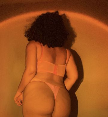 Olá, eu sou a Artemis, sua deusa da caça. Uma mulher estilo latina, de corpo quente e desejo nos olhos, acompanhante com um corpo plus size, com curvas nos lugares certos, um corpo natural e divino, seios grandes, bumbum grande, silhueta e um olhar que vão te tirar do sério.
Além do mais, sou uma mulher educada, que sabe dialogar, te deixar no clima e te fazer esquecer que você está com uma profissional, posso te divertir e te deixar exausto se quiser, mas também posso te relaxar e fazer você esquecer dos problemas por algumas horas.
Em matéria de fetiches não tenho problema com nada, fique à vontade para compartilhar comigo. Meu critério não é nada além de respeito, tenha isso em mente e será um prazer te conhecer.
Estou aqui na região de Acarape, em Teresina, venha se divertir e se aprazer comigo, é só me chamar pelo número de telefone 86988498475. Beijões.