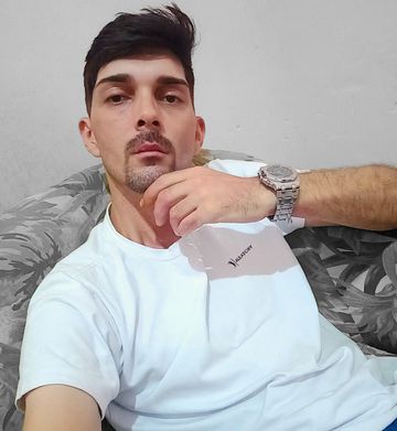 Já estou cheio de tesão pra te satisfazer! 
175cm , 24cm de Dote. 70kg boa aparência! 
Ativo, porém
Beijo grego ( faço recebo )
Sexo oral ( faço e recebo) 
Beijo na boca 
Penetração 
Pegada forte, posso ser seu namoradinho ou seu amante! Estou pronto pra realizar seus desejos!