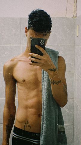 Oie seja bem vindo ao meu perfil sou magrinho tenho 62kg , 22 aninhos limpinho cheiroso se quiser conhecer e curtir 😋 entra em contato parceiro 